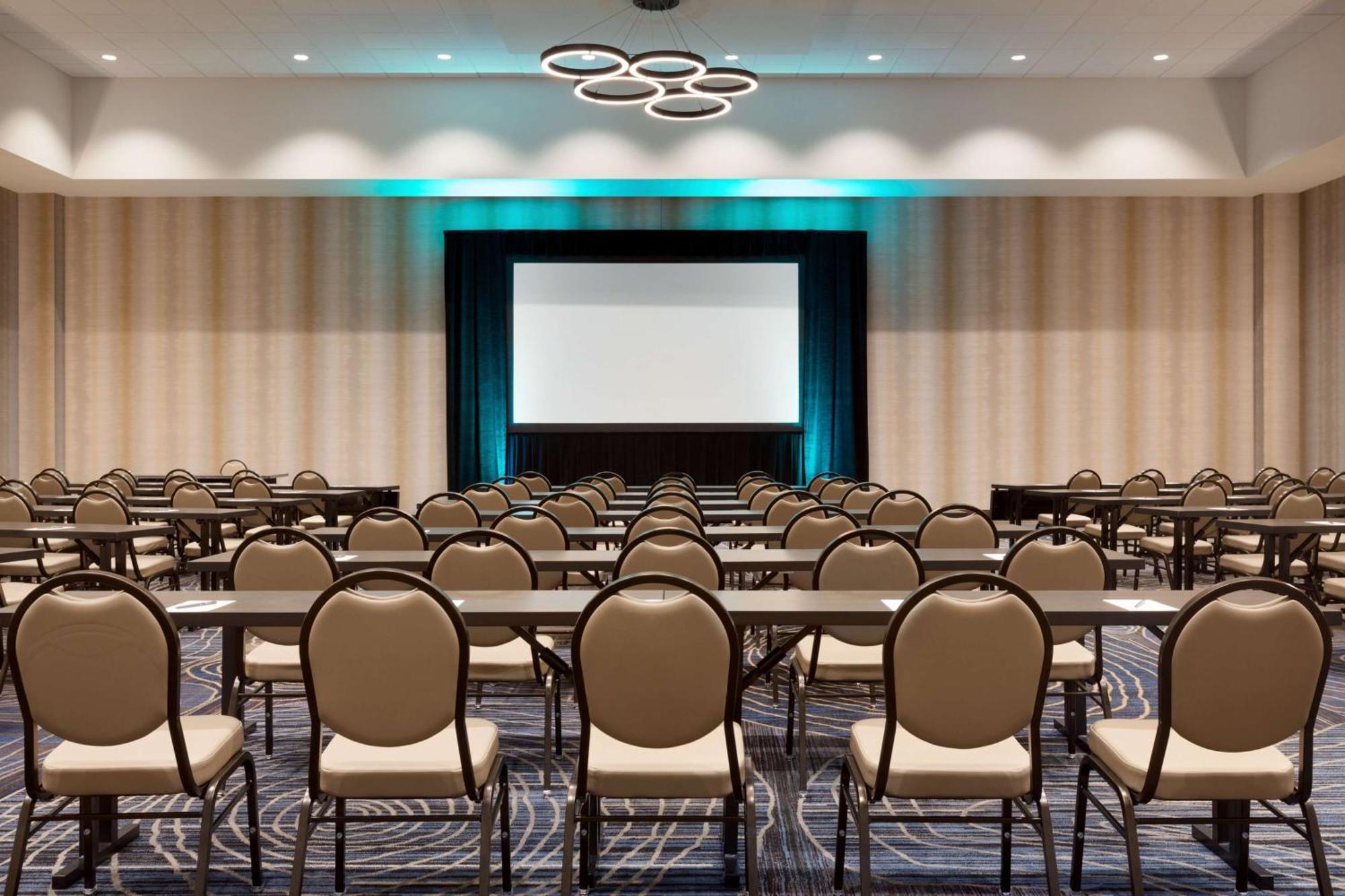 Hotel Embassy By Hilton Landmark 4*